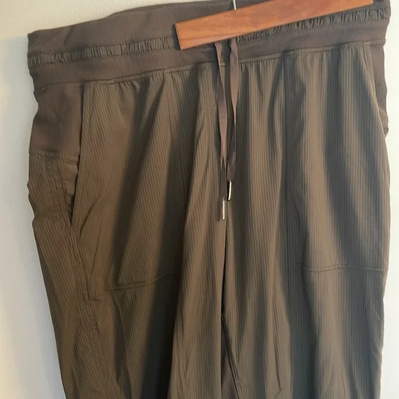 Lulu lemon cropped dance studio pants in Army Green Color EUC size 10 - Picture 3 of 7